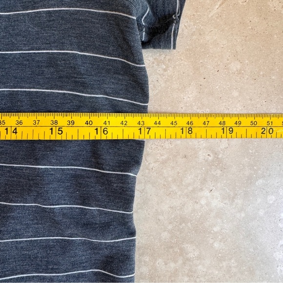 Lululemon Gray Stripe V Neck Short Sleeve Womens Size S T Shirt Activewear - Picture 8 of 9